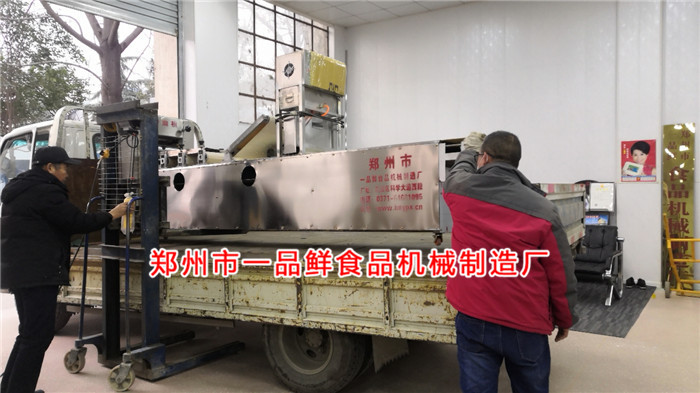 燴面機(jī)裝車(chē)中